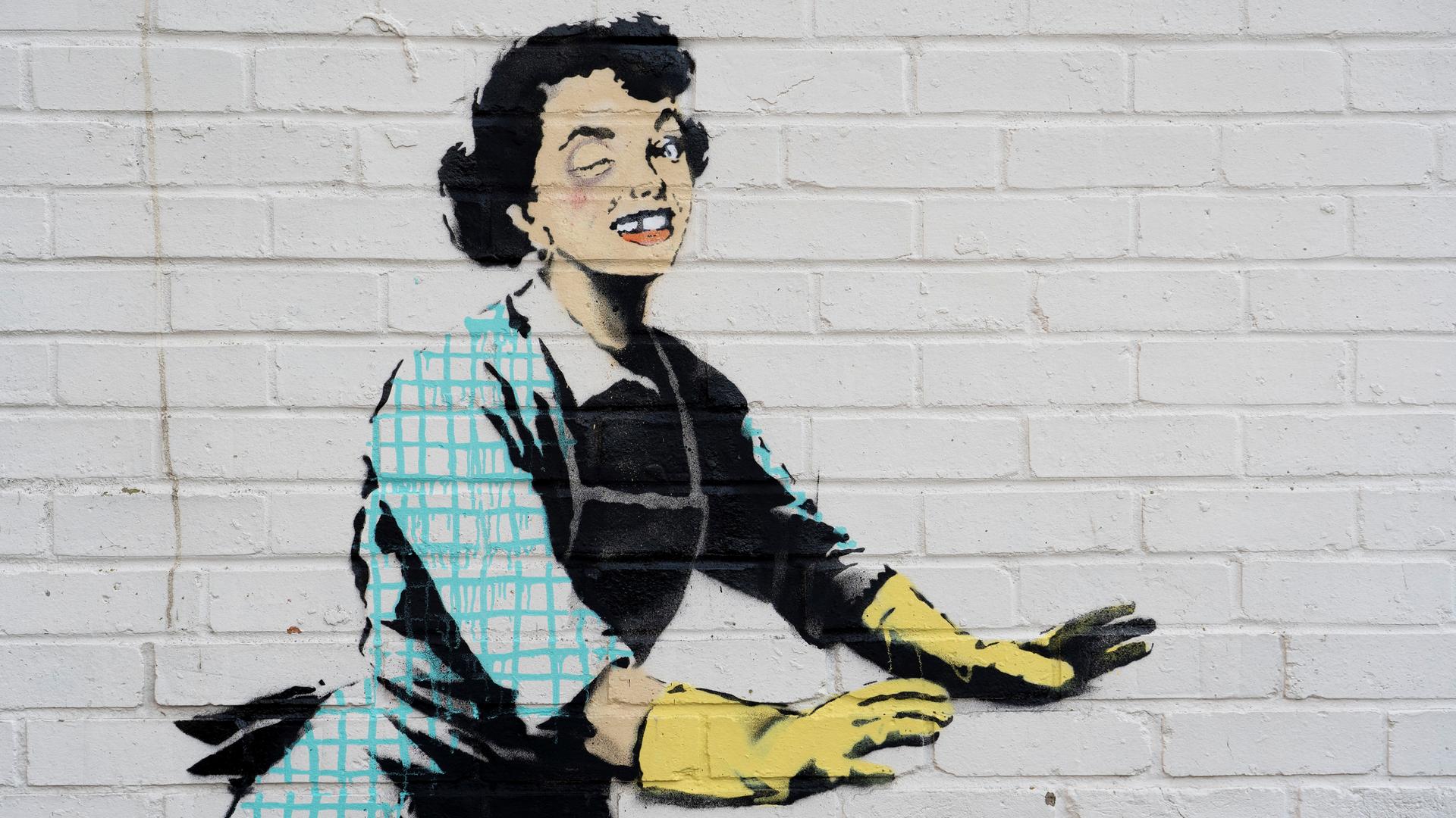 Dieses undatierte Handout-Foto zeigt eines der neuen Werke von Banksy, das eine Hausfrau aus den 1950er Jahren zu zeigen scheint