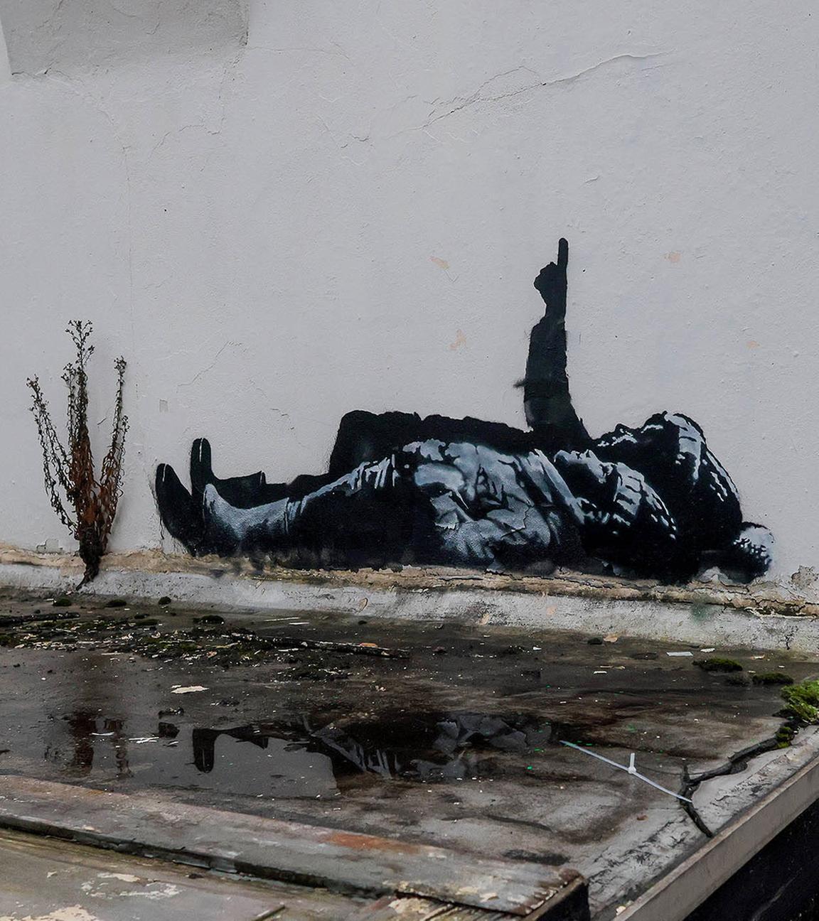 Zweites mutmaßliches neues Banksy-Stencil: Unbestätigt vom Künstler, ist ein weiteres Banksy-ähnliches Stencil, identisch mit dem am Centre Point, an einer Wand in Queen’s Mews, Bayswater, aufgetaucht.