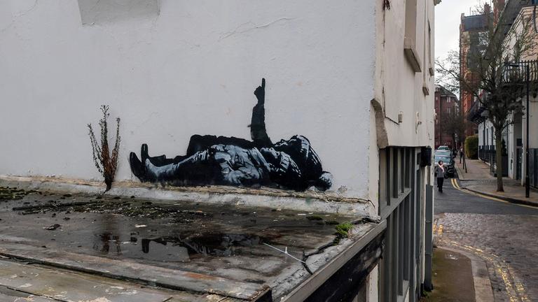 Zweites mutmaßliches neues Banksy-Stencil: Unbestätigt vom Künstler, ist ein weiteres Banksy-ähnliches Stencil, identisch mit dem am Centre Point, an einer Wand in Queen’s Mews, Bayswater, aufgetaucht.