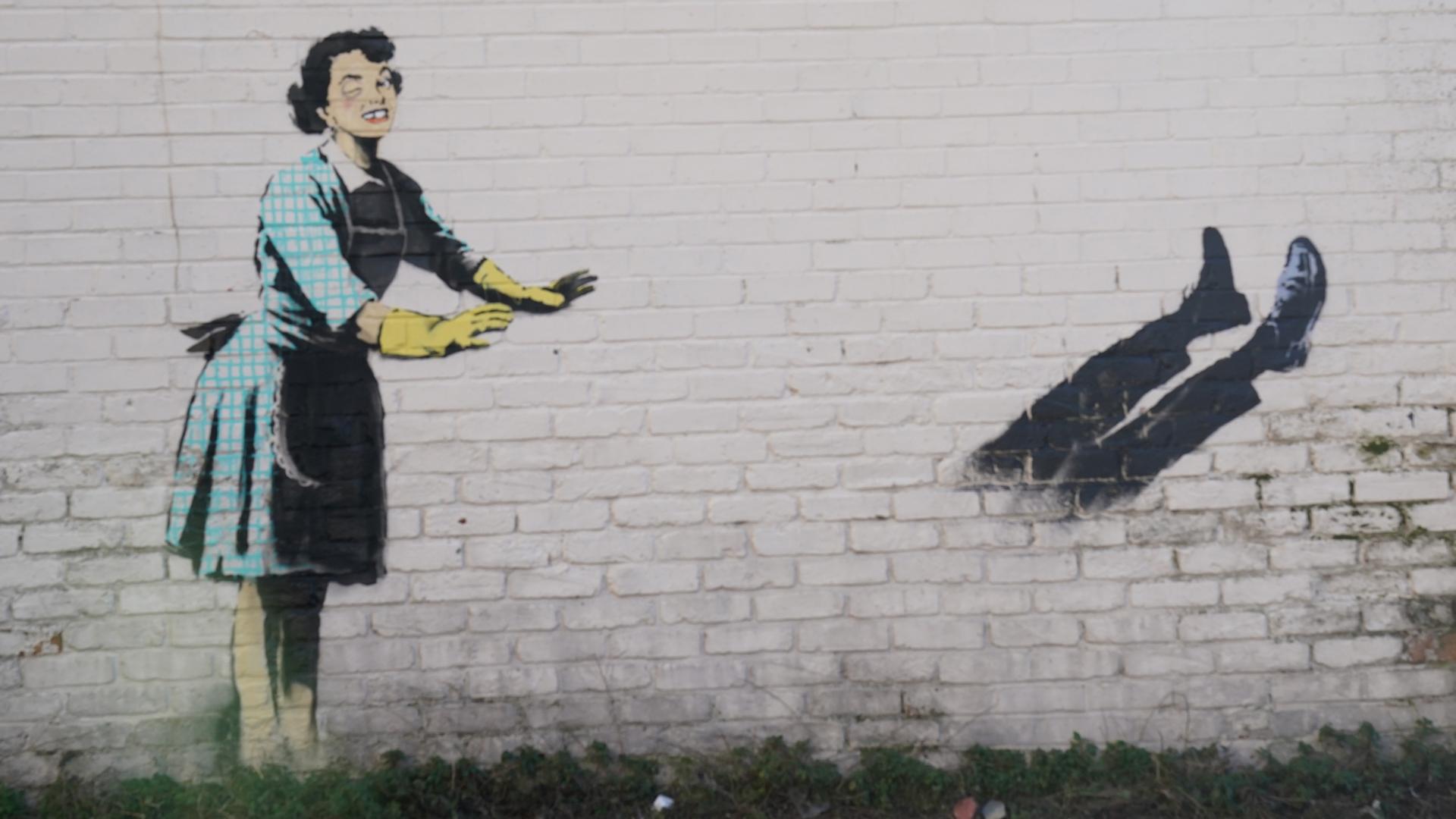 Großbritannien, Margate: Das neue Kunstwerk des Straßenkünstlers Banksy mit dem Titel "Valentine's Day Mascara" an der Seite eines Gebäudes wurde von einer Gefriertruhe und zerbrochenen Möbeln, die Teil der Installation waren, befreit.