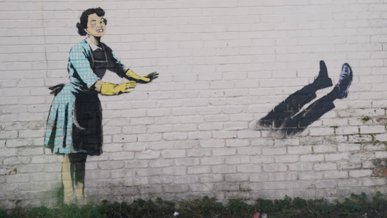 Großbritannien, Margate: Das neue Kunstwerk des Straßenkünstlers Banksy mit dem Titel "Valentine's Day Mascara" an der Seite eines Gebäudes wurde von einer Gefriertruhe und zerbrochenen Möbeln, die Teil der Installation waren, befreit.