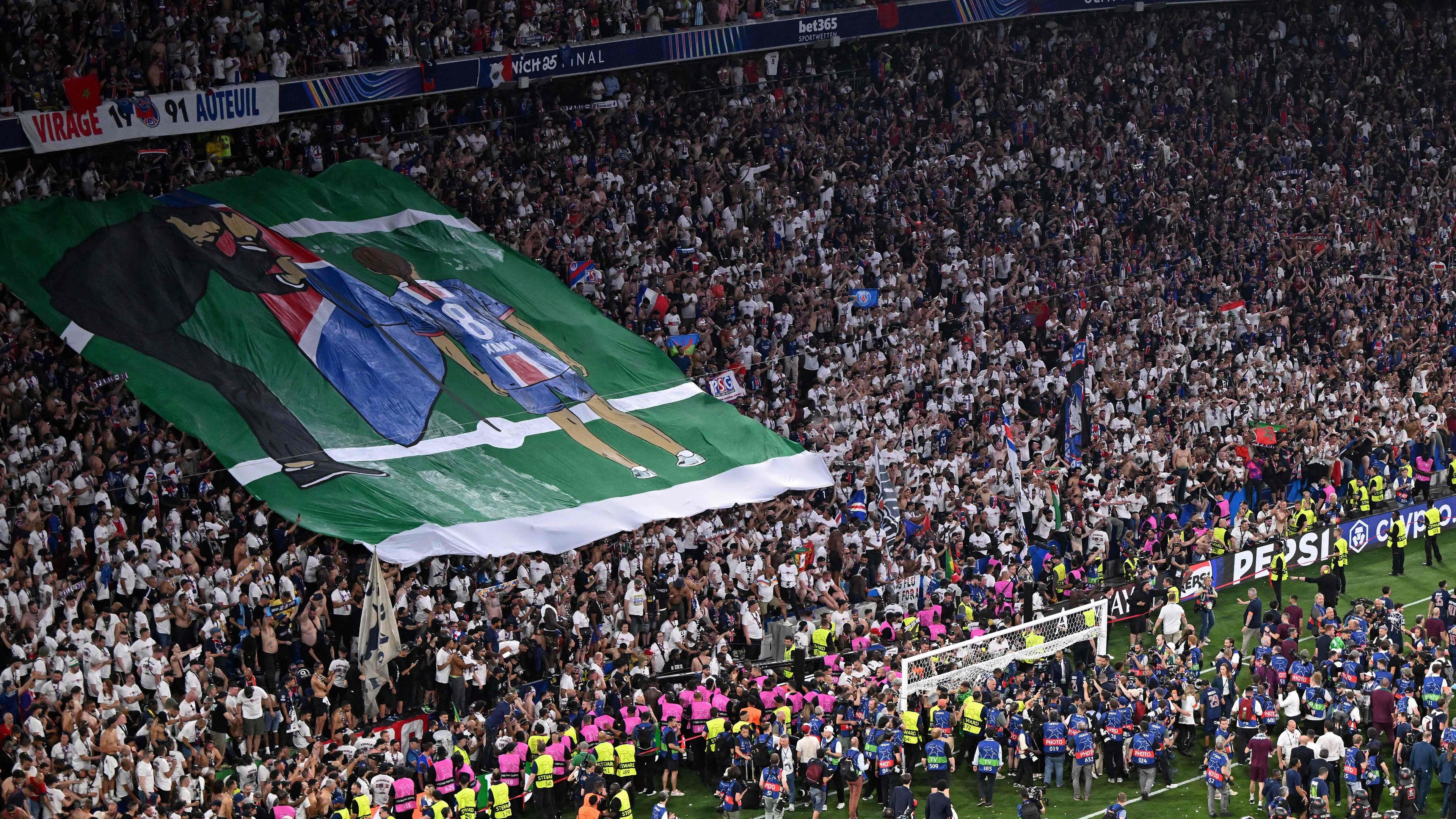 Banner für verstorbene Tochter von Luis Enrique.