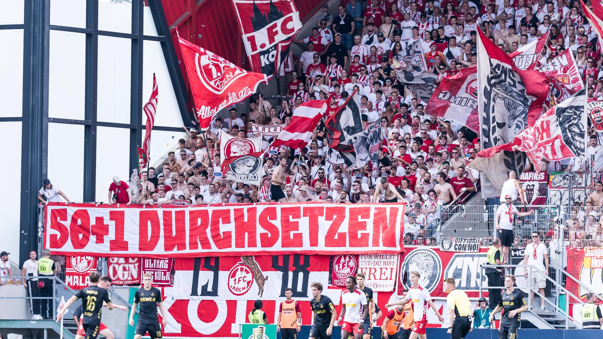 Banner in der Gastkurve des 1. FC Köln "50+1 Durchsetzen"