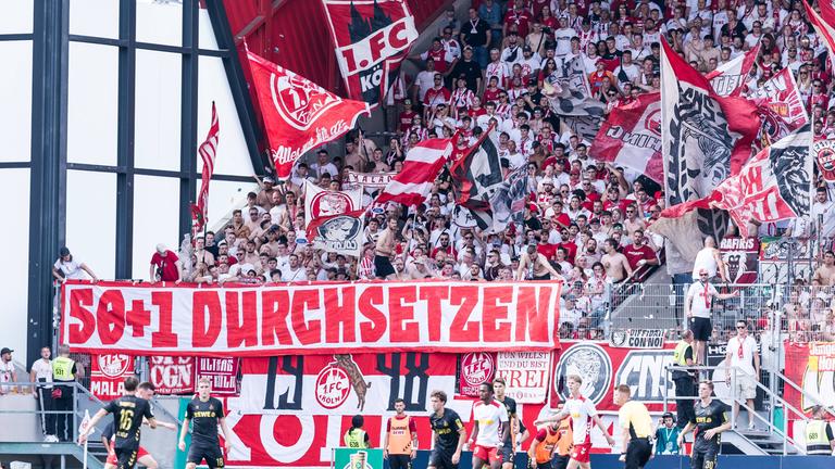 Banner in der Gastkurve des 1. FC Köln "50+1 Durchsetzen"