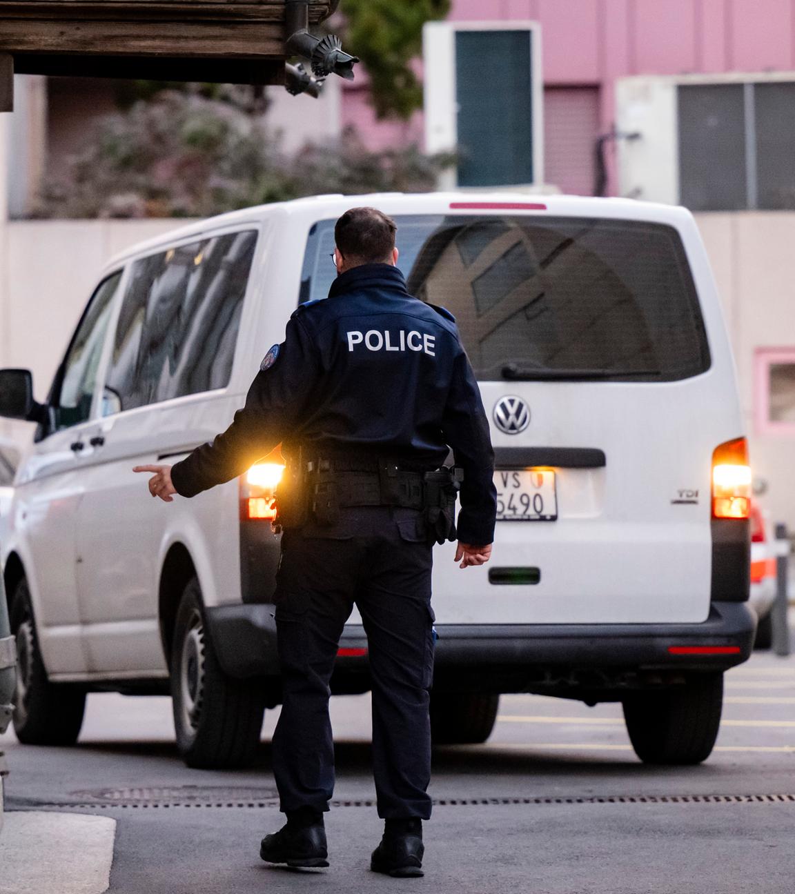 Ein Kleinbus dem Besitzer der Bar in Crans-Montana, trifft am 21.01.2026, in Sion in der Schweiz ein, um von der Staatsanwaltschaft des Kantons Wallis vernommen zu werden.