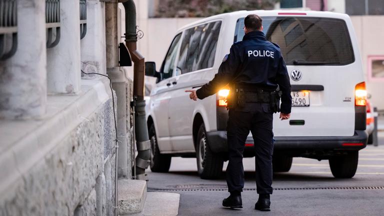 Ein Kleinbus dem Besitzer der Bar in Crans-Montana, trifft am 21.01.2026, in Sion in der Schweiz ein, um von der Staatsanwaltschaft des Kantons Wallis vernommen zu werden.