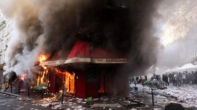 Am Rande einer Demonstration in Paris brannte am Samstag ein Lokal. 