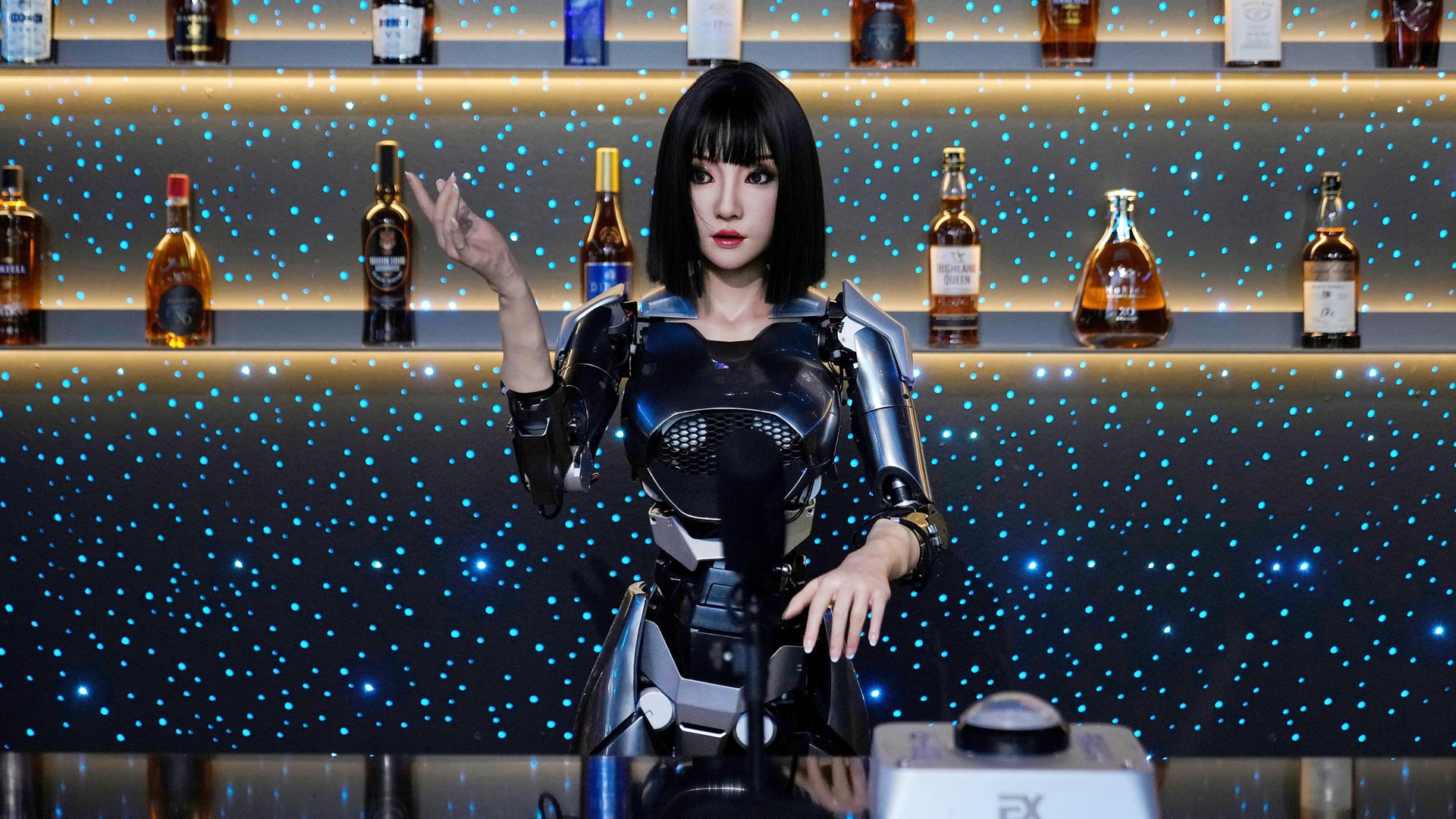 Ein humanoider Roboter arbeitet an der Rezeption eines Restaurants in der Robot Mall