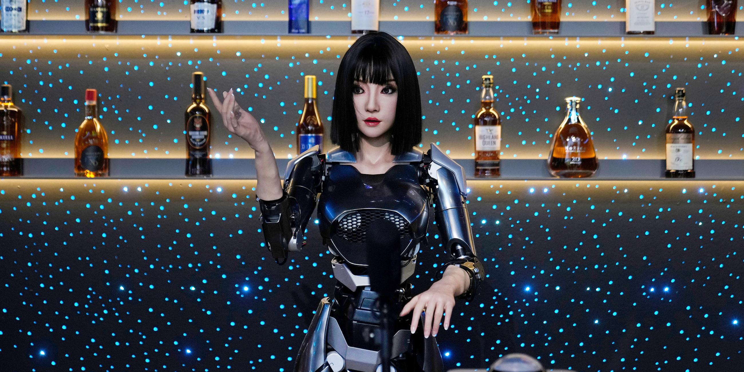 Ein humanoider Roboter arbeitet an der Rezeption eines Restaurants in der Robot Mall