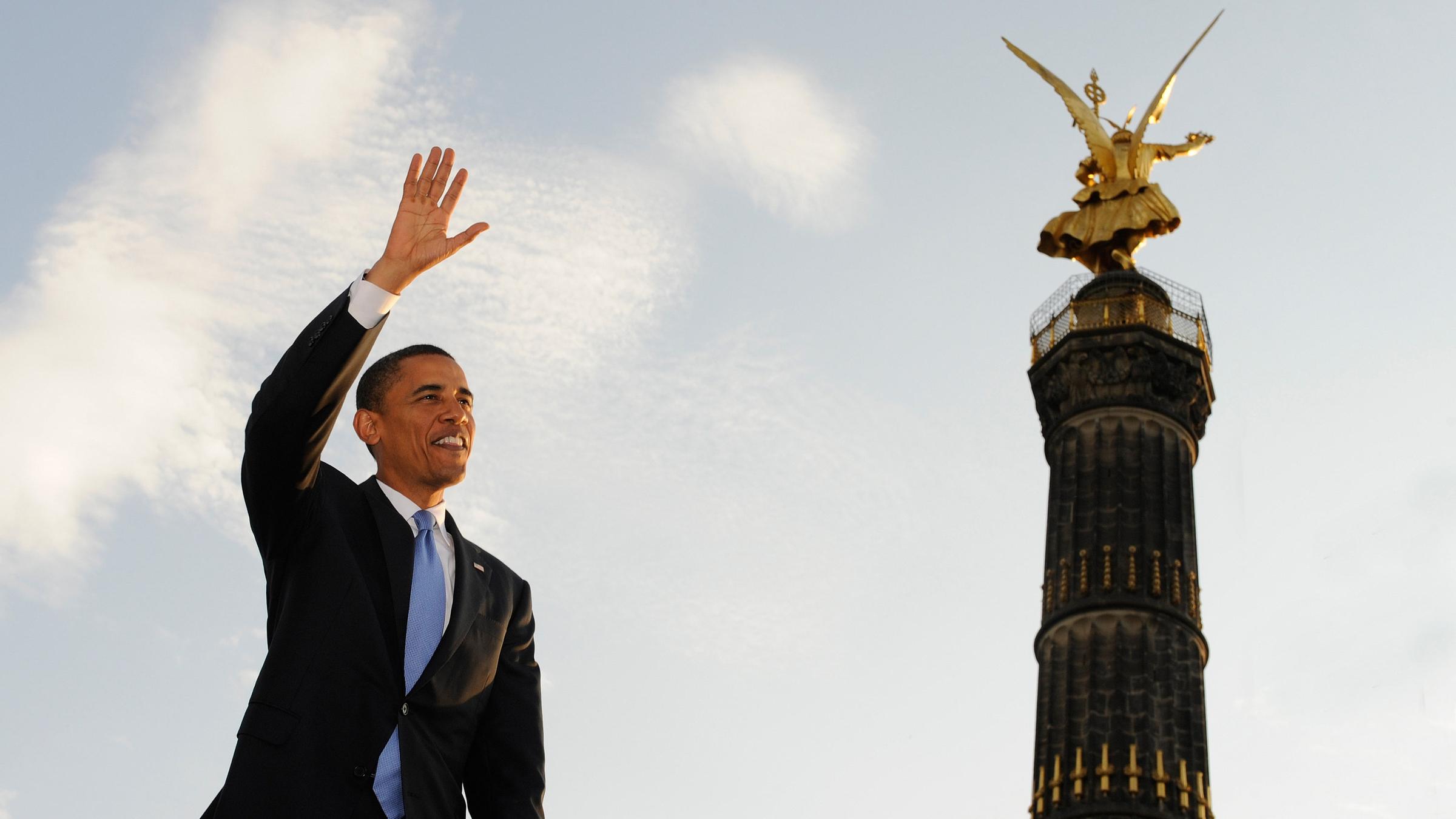 Barack Obama winkt an der Siegessäule 
