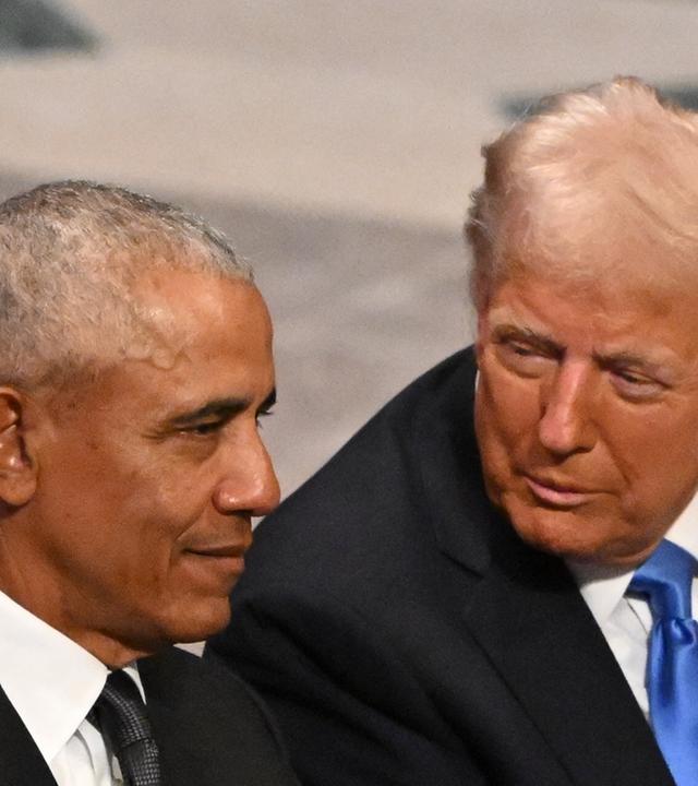Donald Trump spricht mit Barack Obama während einer staatlichen Trauerfeier für den ehemaligen US-Präsidenten Jimmy Carter
