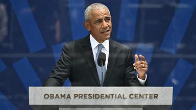 Der ehemalige US-Präsident Barack Obama spricht bei der Eröffnung des Barack Obama Presidential Center in Chicago, Illinois.