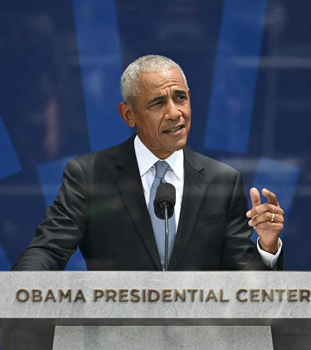 Der ehemalige US-Präsident Barack Obama spricht bei der Eröffnung des Barack Obama Presidential Center in Chicago, Illinois.