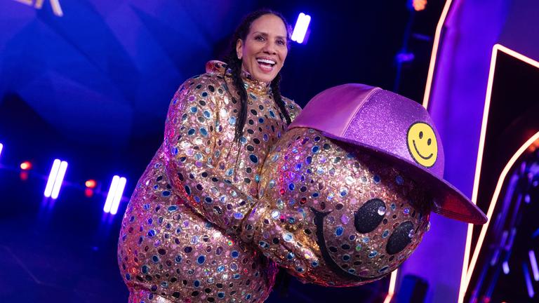Barbara Becker steht als Figur Smiley in der Prosieben-Show "The Masked Singer" am 08.11.2025 in Köln auf der Bühne. 