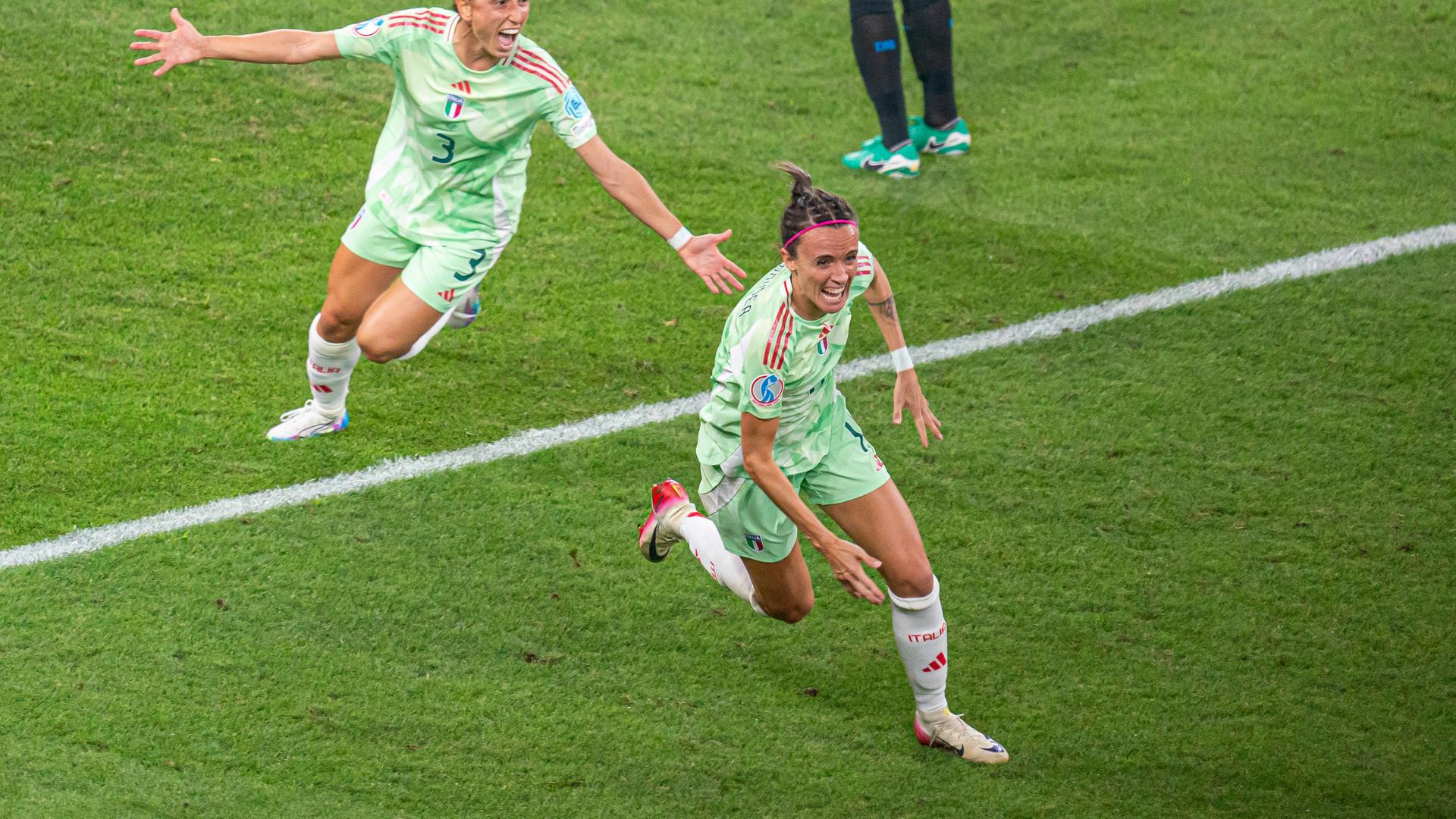 Barbara Bonansea (rechts) jubelt über ihr Tor.