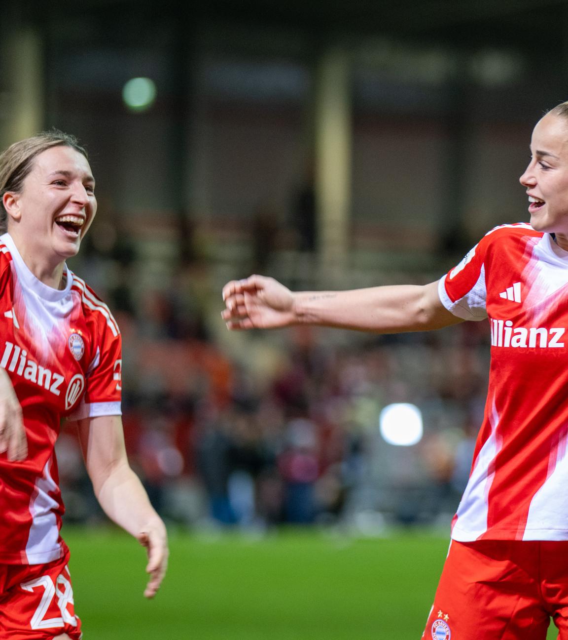 Bayern München - VfL Wolfsburg: Barbara Dunst (l.) und Giulia Gwinn (beide FC Bayern München) freuen sich nach dem gewonnenen Spiel.
