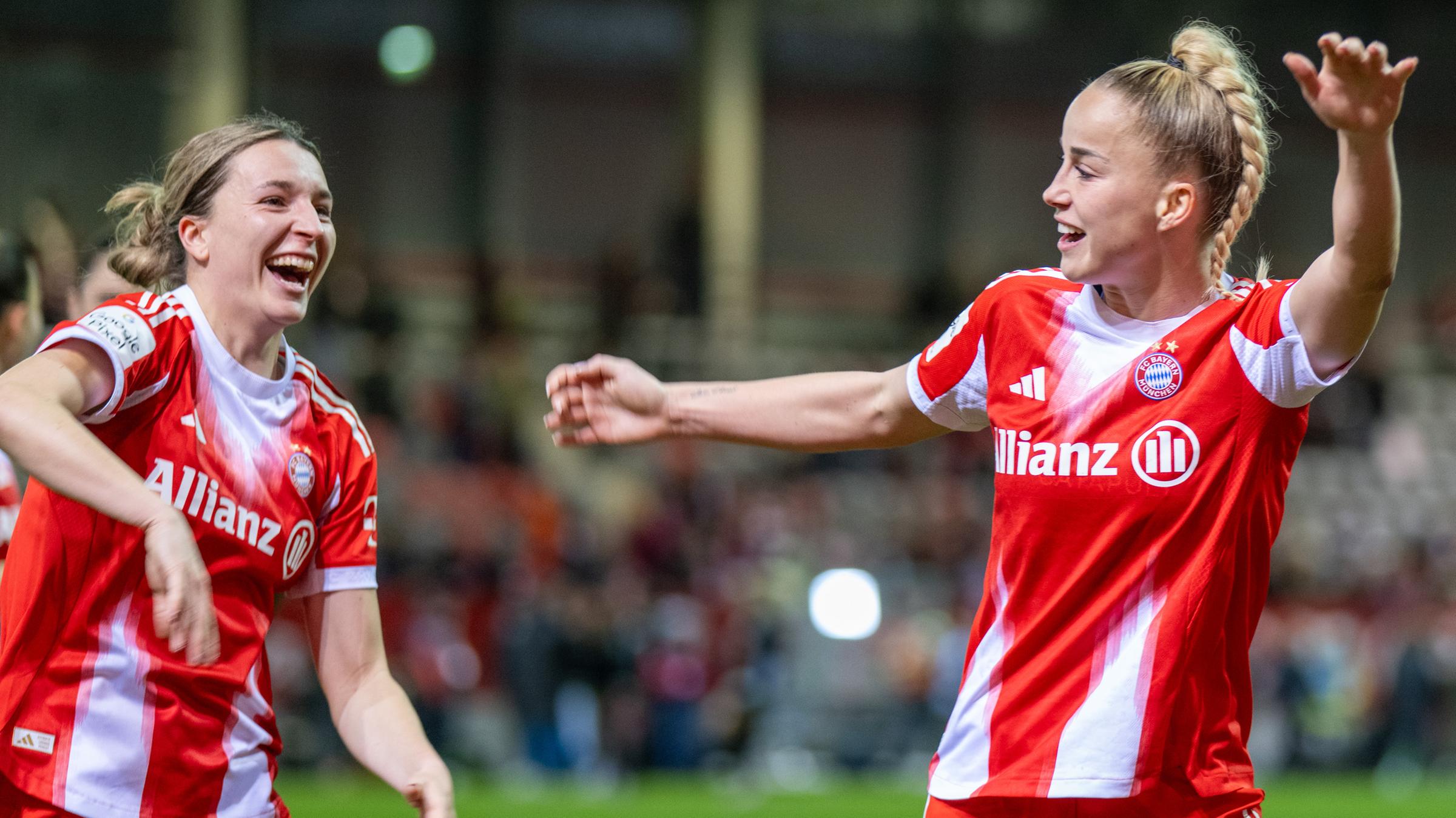 Bayern München - VfL Wolfsburg: Barbara Dunst (l.) und Giulia Gwinn (beide FC Bayern München) freuen sich nach dem gewonnenen Spiel.