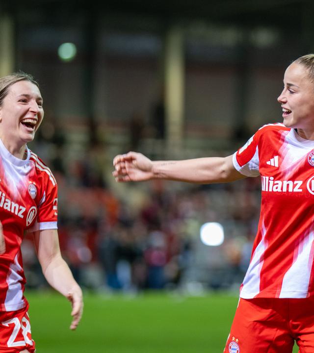 Bayern München - VfL Wolfsburg: Barbara Dunst (l.) und Giulia Gwinn (beide FC Bayern München) freuen sich nach dem gewonnenen Spiel.
