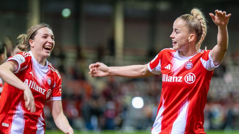 Bayern München - VfL Wolfsburg: Barbara Dunst (l.) und Giulia Gwinn (beide FC Bayern München) freuen sich nach dem gewonnenen Spiel.