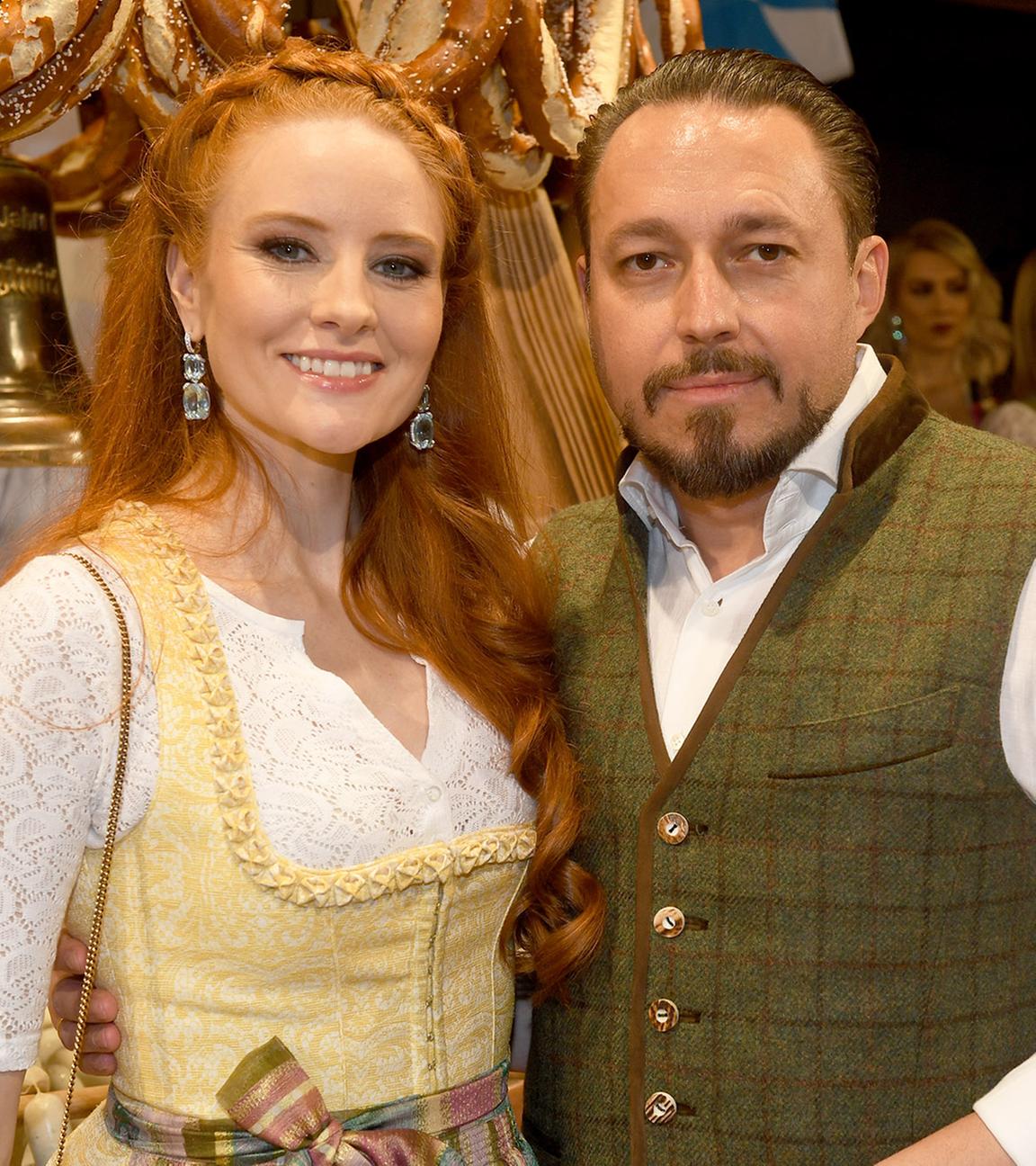 Barbara Meier und Klemens Hallmann feiern 2020 bei der Weißwurstparty im Stanglwirt in Going am Wilden Kaiser, einen Tag vor dem Hahnenkammrennen.