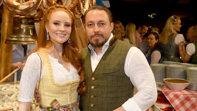 Barbara Meier und Klemens Hallmann feiern 2020 bei der Weißwurstparty im Stanglwirt in Going am Wilden Kaiser, einen Tag vor dem Hahnenkammrennen.
