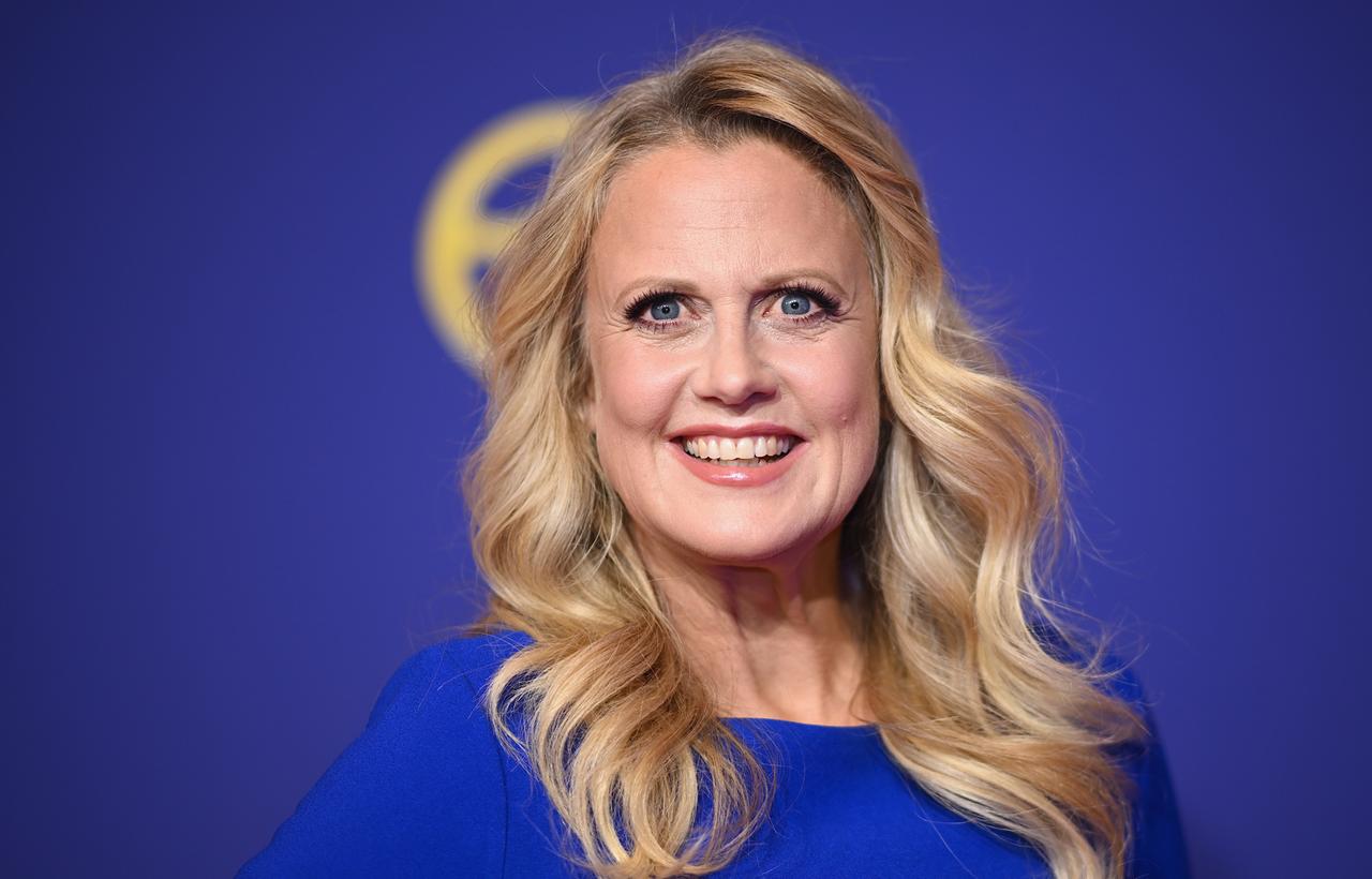 Berlin: Barbara Schöneberger, Moderatorin, kommt zur Verleihung "Das goldene Lenkrad 2023".