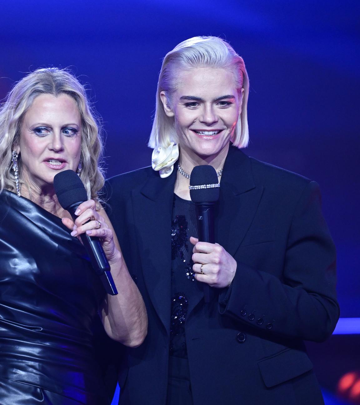 Barbara Schöneberger (l) und Hazel Brugger