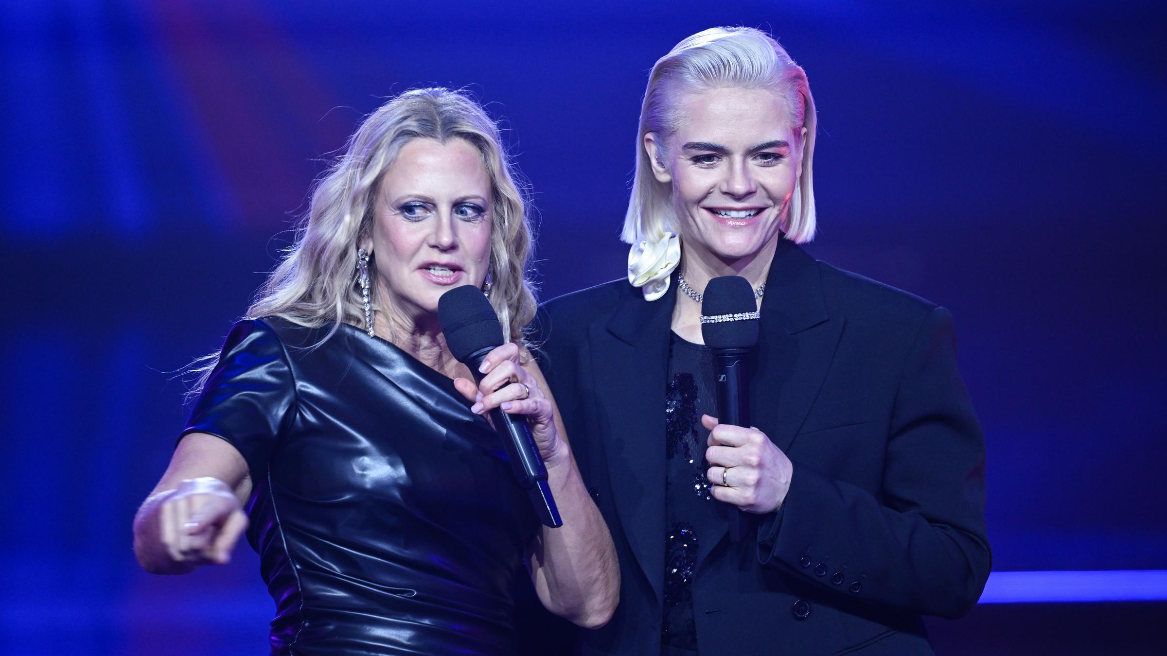 Barbara Schöneberger (l) und Hazel Brugger