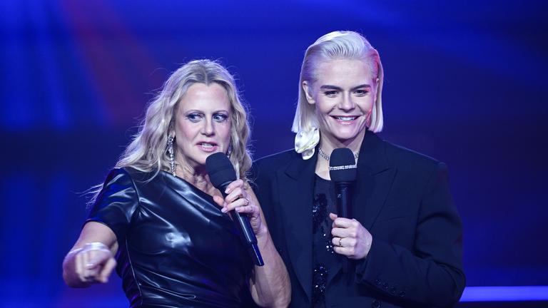 Barbara Schöneberger (l) und Hazel Brugger