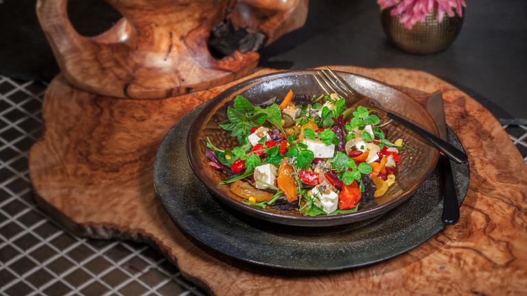 Barbecue-Salat mit mariniertem Hirtenkäse