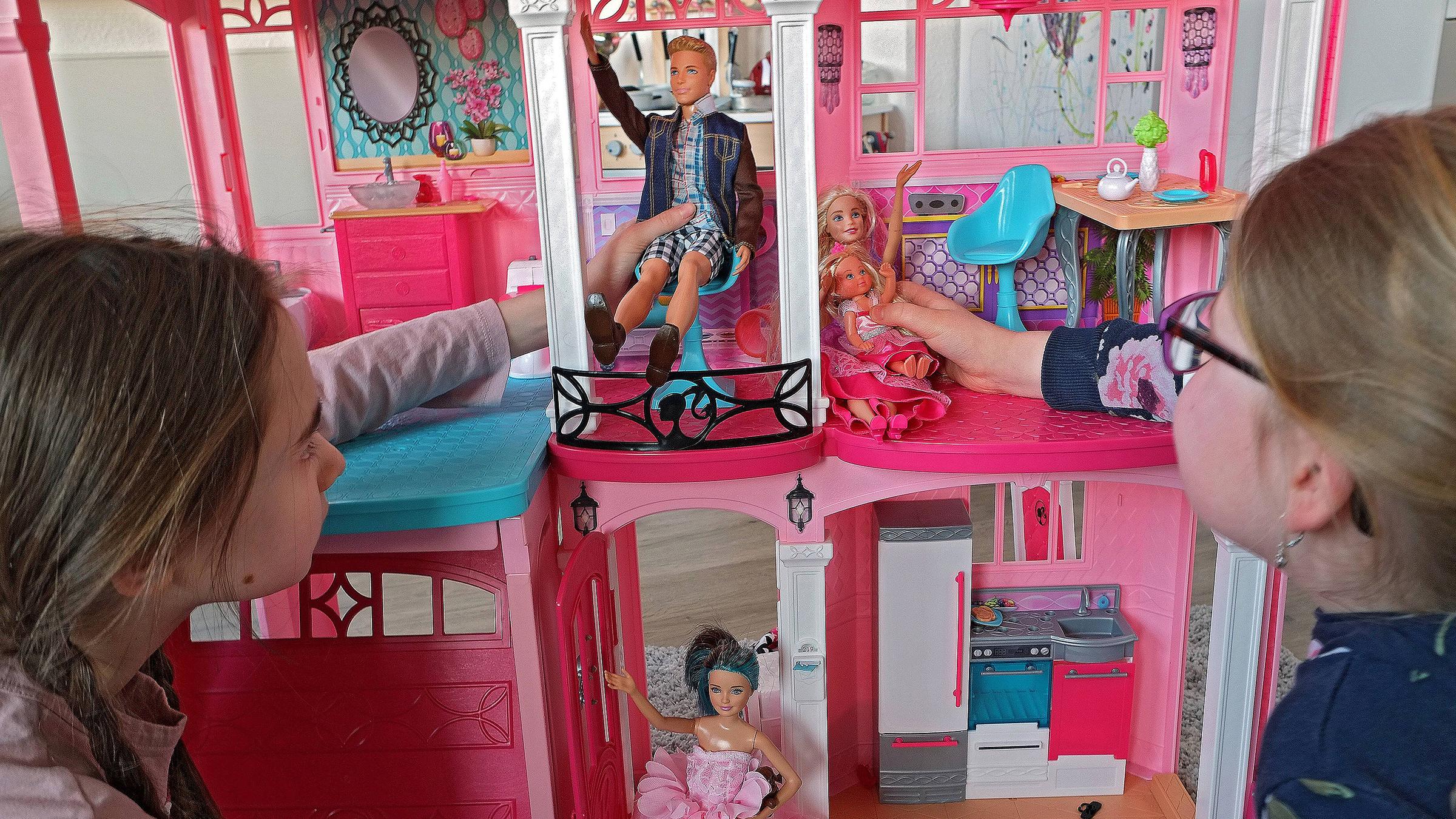 Kinder spielen mit dem Barbie-Haus
