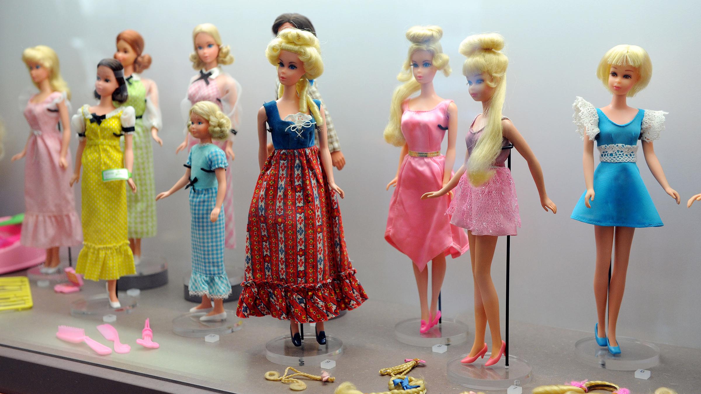 Barbiepuppen in verschiedenen Kleidungsstücken und Frisuren
