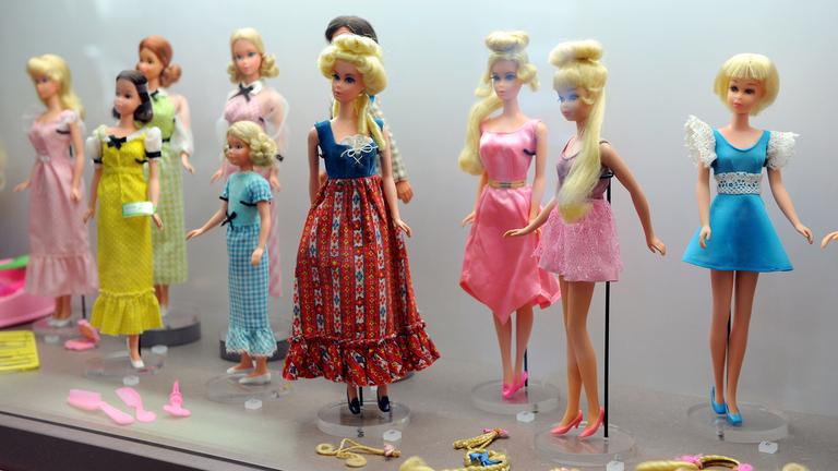 Barbiepuppen in verschiedenen Kleidungsstücken und Frisuren
