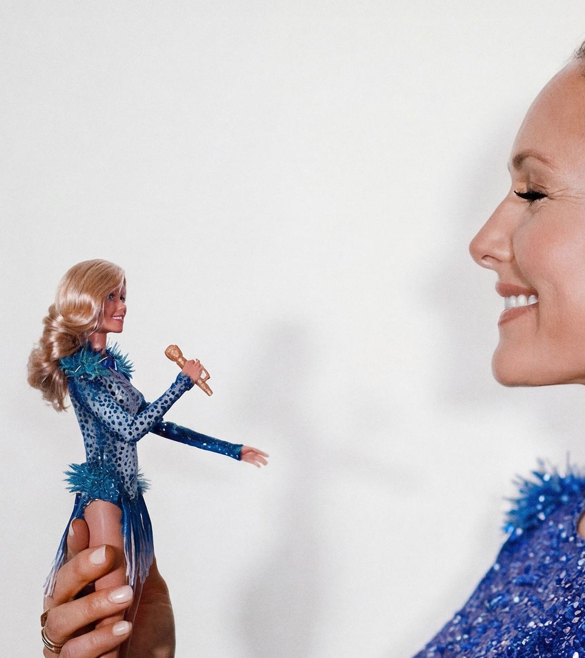 Das undatierte Handout zeigt die Sängerin Helene Fischer, die eine nach ihr entworfene Barbie in der Hand hält. 