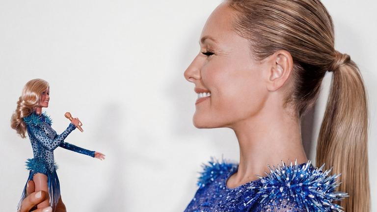 Das undatierte Handout zeigt die Sängerin Helene Fischer, die eine nach ihr entworfene Barbie in der Hand hält. 