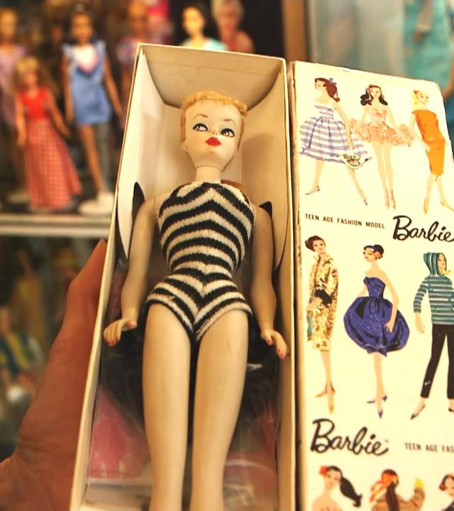 Eine Retro-Barbie liegt in einer originalen Verpackung