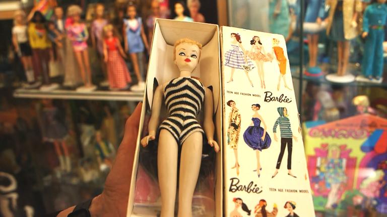 Eine Retro-Barbie liegt in einer originalen Verpackung