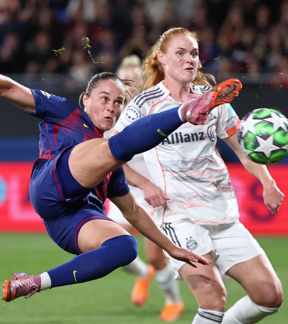 Münchens Stine Ballisager kann Barcelonas Ewa Pajor nicht am Torschuss hindern