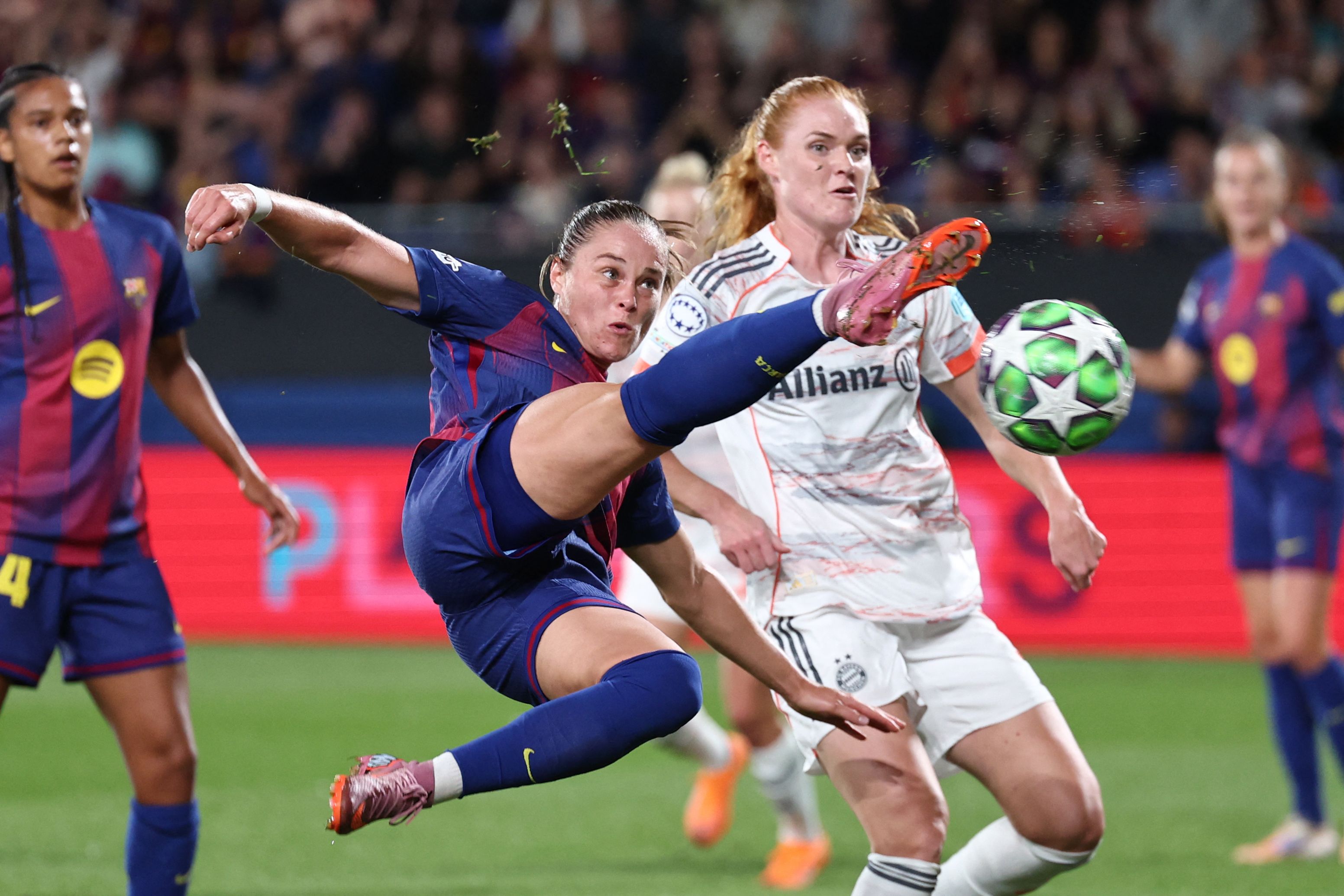 Münchens Stine Ballisager kann Barcelonas Ewa Pajor nicht am Torschuss hindern