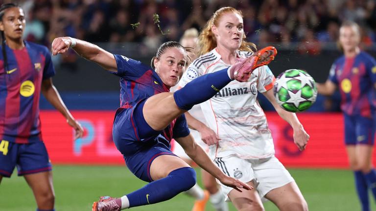 Münchens Stine Ballisager kann Barcelonas Ewa Pajor nicht am Torschuss hindern