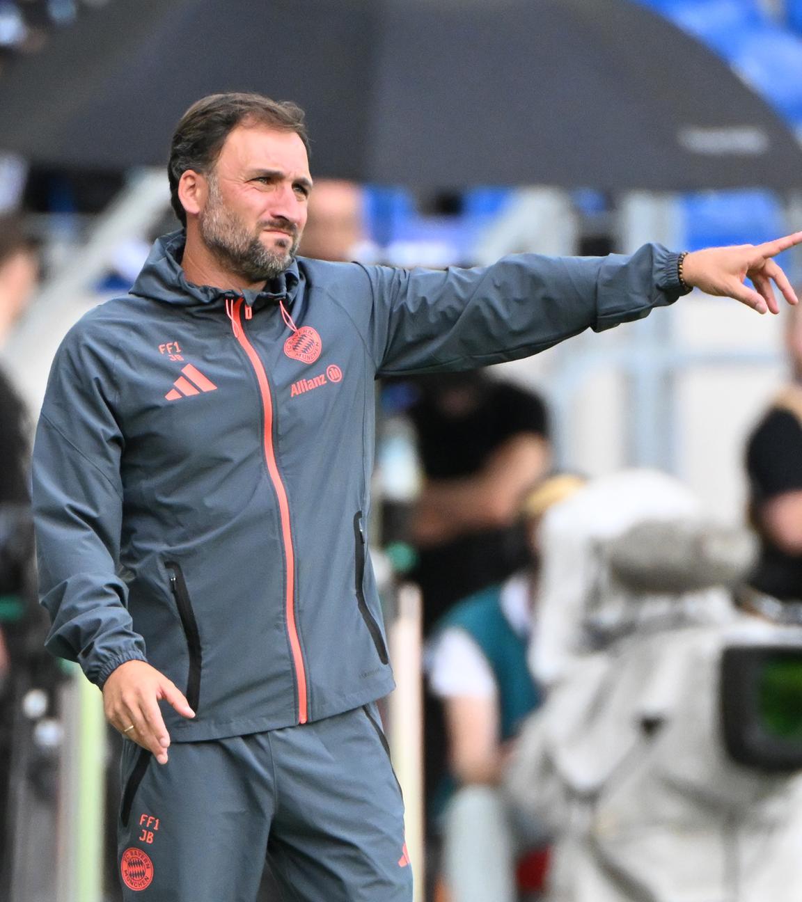 Trainer Jose Barcala gestikuliert an der Seitenlinie