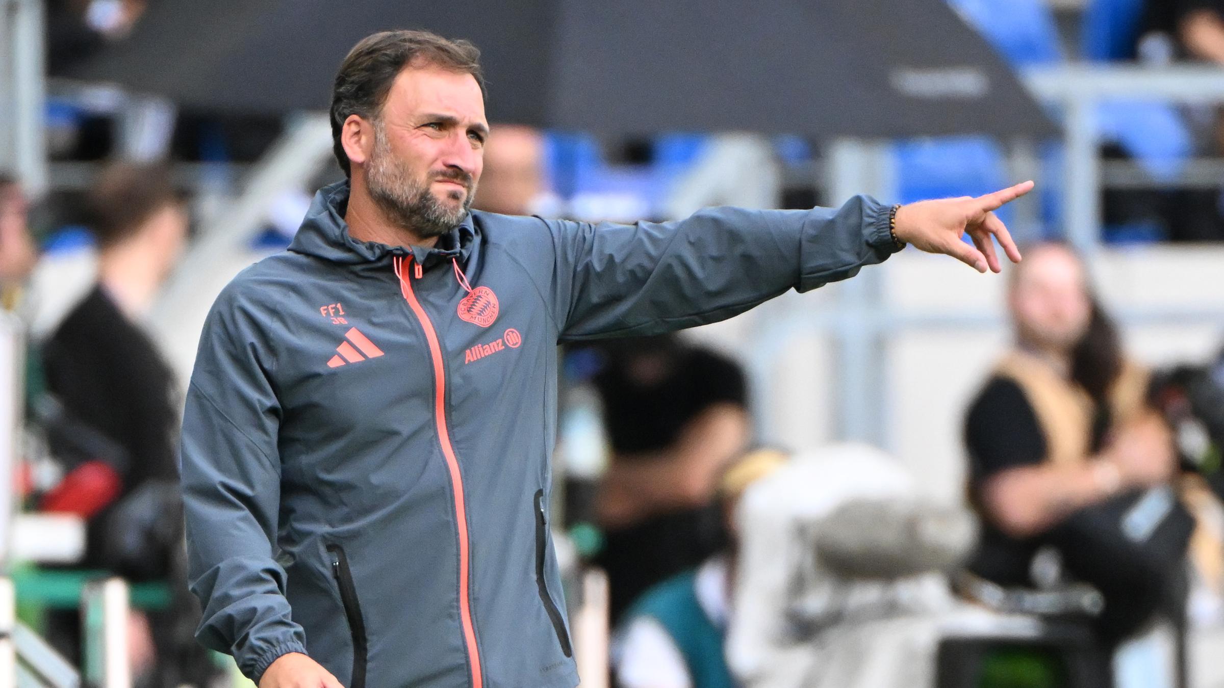 Trainer Jose Barcala gestikuliert an der Seitenlinie