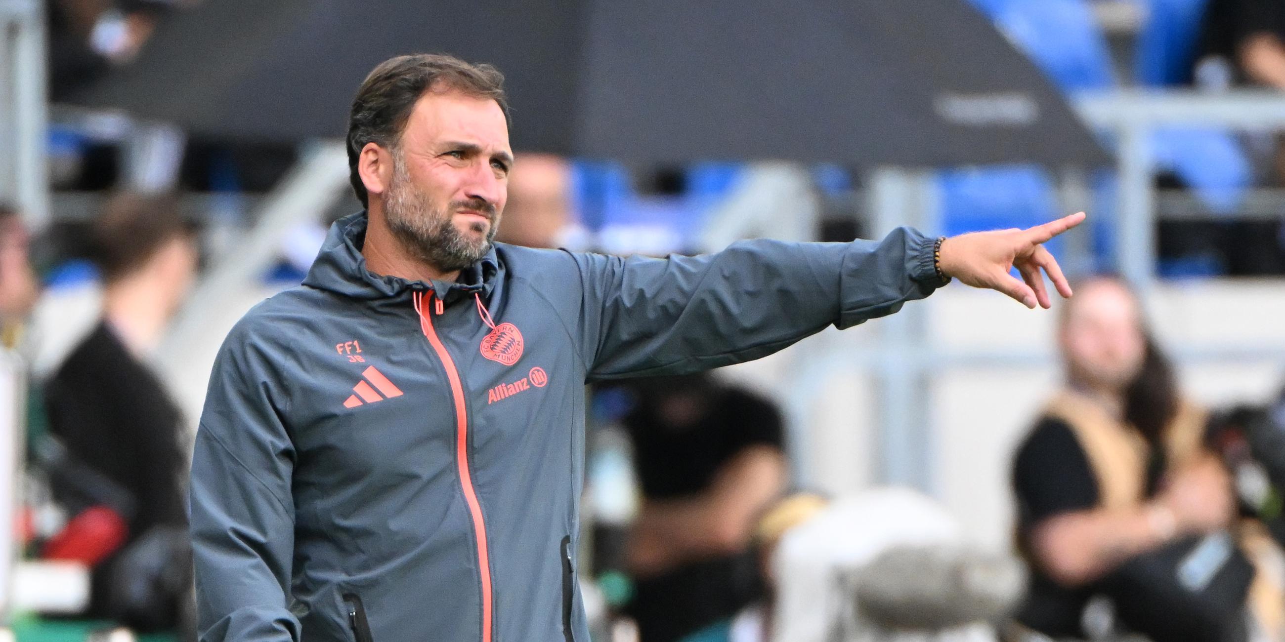 Trainer Jose Barcala gestikuliert an der Seitenlinie