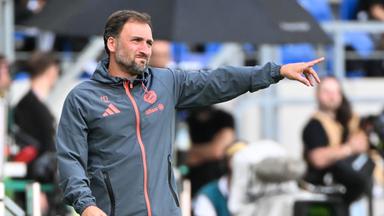 Trainer Jose Barcala gestikuliert an der Seitenlinie