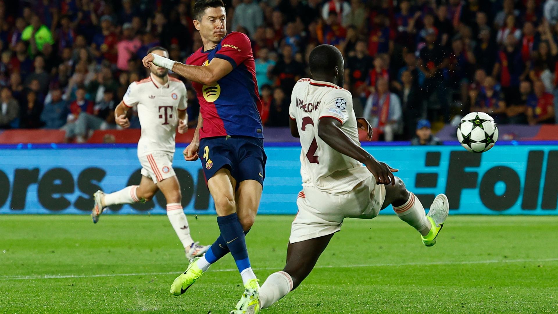 Robert Lewandowski vom FC Barcelona schießt sein zweites Tor.