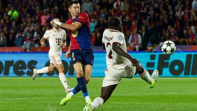 Robert Lewandowski vom FC Barcelona schießt sein zweites Tor.
