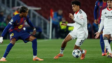 Barcelonas Lamine Yamal (l) kämpft mit Frankfurts Nathaniel Brown um den Ball