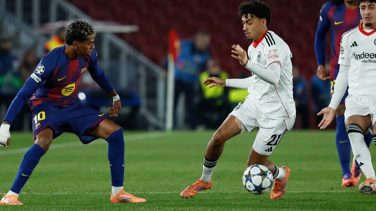 Barcelonas Lamine Yamal (l) kämpft mit Frankfurts Nathaniel Brown um den Ball