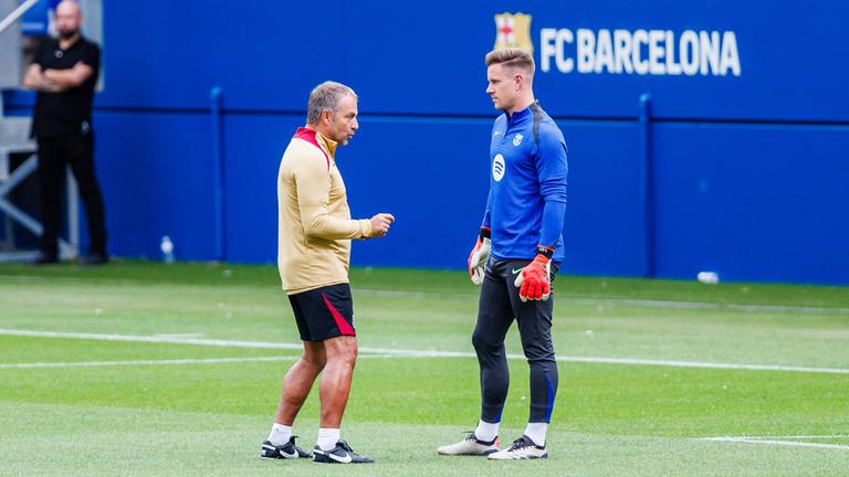 Spanien, Barcelona: Cheftrainer Hansi Flick spricht mit Marc-Andre ter Stegen vom FC Barcelona