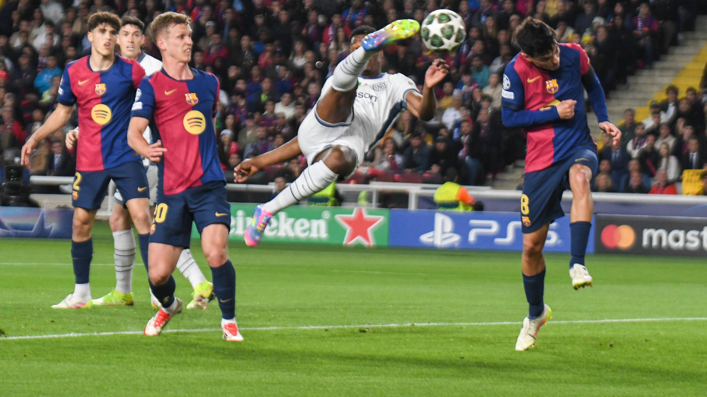 Champions League, Halbfinal-Hinspiel FGC Barcelona - Inter: Denzel Dumfries erzielt artistisch das 2:0 für Inter